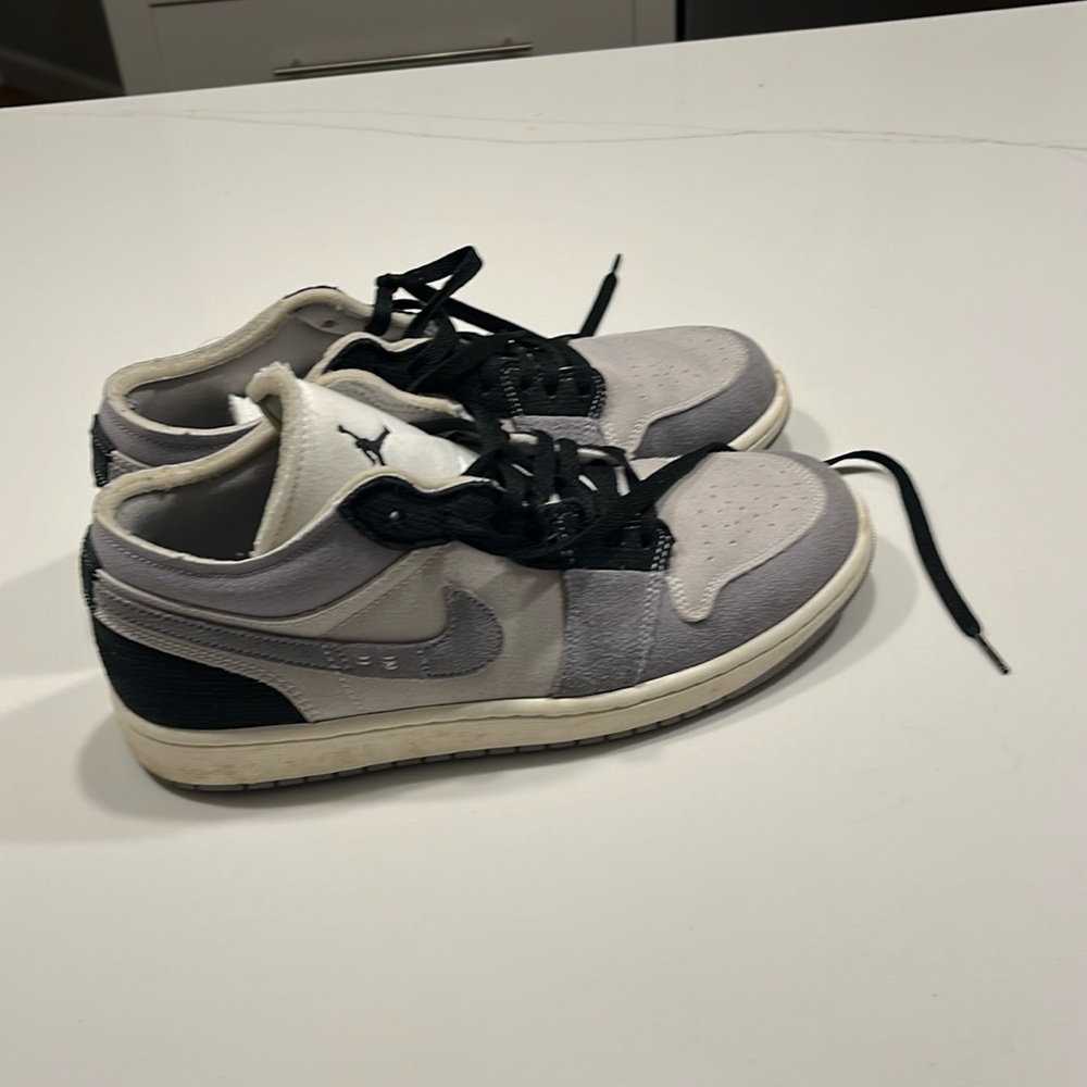 Jordan 1 low SE “inside out” grey